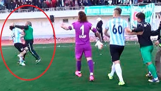 Kızına Mesaj Atan Futbolcuyu Sahanın Ortasında Yumrukladı