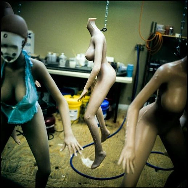 Тайный взгляд на фабрику секс-кукол (18+)