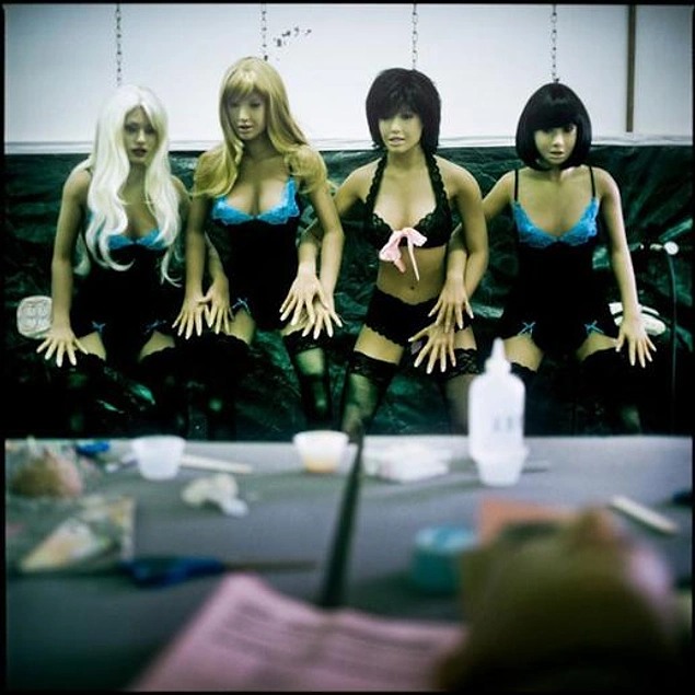 Тайный взгляд на фабрику секс-кукол (18+)