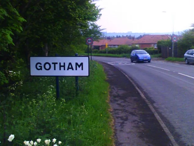 Готэм – маленькая деревенька в Ноттингемшире, Англия, но у нее богатое наследие, может быть поэтому в честь нее назвали город в комиксах DC.