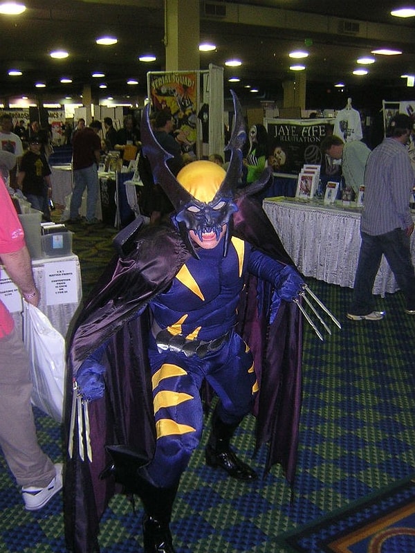 14. В ограниченной серии комиксов Marvel Бэтмен и Росомаха были объединены в один отряд под названием "Темный Коготь".