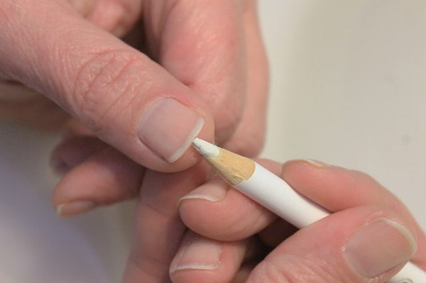 14. Белый карандаш для френча.