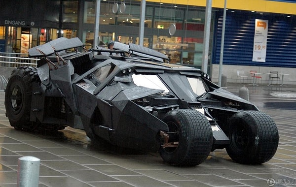 12. Во время съёмок "Бэтмена. Начало" на улицах Чикаго кто-то врезался в Бэтмобиль. Позднее водитель признался, что он был пьян и подумал, что началось вторжение инопланетян.