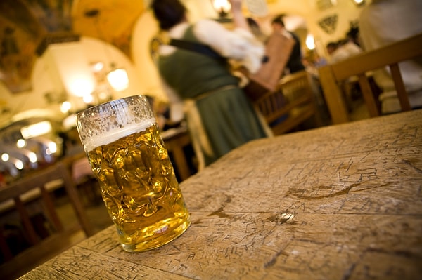 6. Одна рюмка, другая... Тебе нужно отлучиться в уборную. Как ты дашь понять, что твой столик занят?