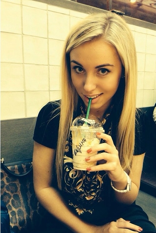 Карина М, исполнительница хита «Белые кораблики»