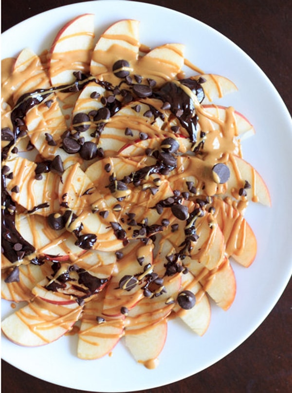 12. Кусочки яблок 🍎 под арахисовым маслом с крошками шоколада 🍫