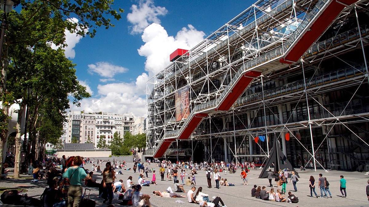 Du centre. Centre Pompidou площадь. Париж сен Помпиду. Площадь перед центром Помпиду. Centre d’Art moderne Georges Pompidou.