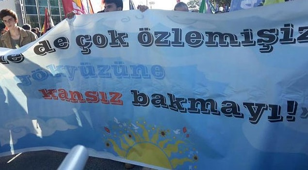 O pankartta yazanlar, 10 Ekim'de Ankara katliamında hayatını kaybeden gençlerin öldürülmeden önce taşıdıkları pankartta yazanlarla aynıydı.