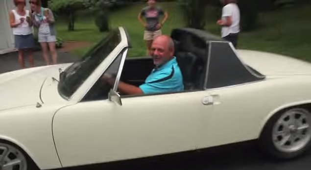 Daha sonra Phoenix'deki evinden üvey babasının bulunduğu Philadelphia'ya doğru harekete geçip 1973 model Porsche 914'ü üvey babasına hediye etti.