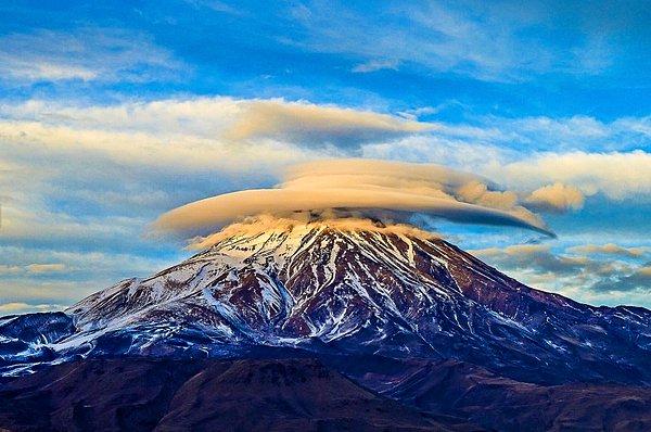5. İran'daki Demavend Dağı üzerindeki lenticular (dağ dalgası/merceksel) bulutlar