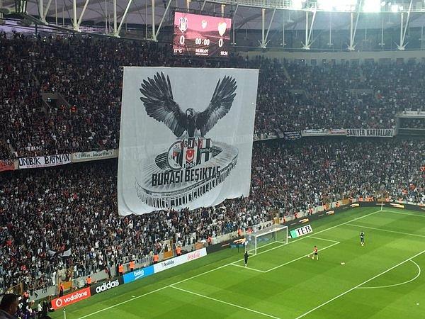 Maç öncesinde tribünlerde 'Burası Beşiktaş' yazan dev bir kartal pankartı açıldı