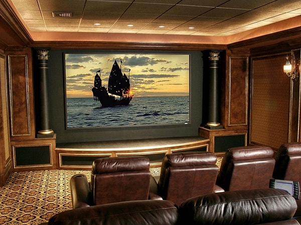 1. «Мой парень приревновал меня, потому что я установила домашний кинотеатр без него»