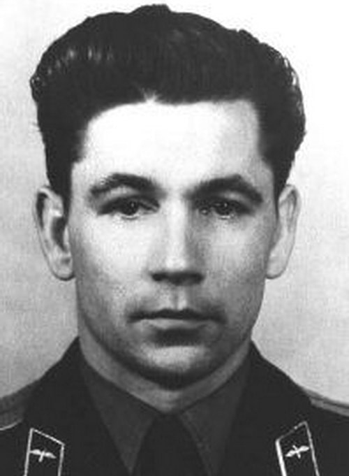 Первым человеком в космосе мог стать Герман Титов. В первом отряде космонавтов обозначились два лидера – Титов и Гагарин. Комиссия утвердила Гагарина. Титов стал дублером. Был также и запасной космонавт – Григорий Нелюбов, который так и не попал в космос, так как был исключен из состава отряда космонавтов за нарушение дисциплины.