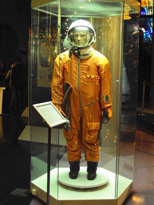 10. Факт первенства полета Юрия Гагарина долгое время оспаривался НАСА. Причиной послужил тот факт, что 2 раза СССР отправлял на орбиту макет человека в скафандре. Во второй раз «космонавт» был оснащен радиопередатчиком с магнитофонными записями: чтобы сбить американцев с толку «Иван» передавал на Землю кулинарные рецепты и исполнял хоровые песни.