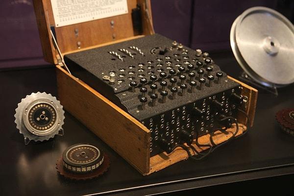 Enigma, Alman bilim adamı Arthur Scherbius tarafından Birinci Dünya Savaşı sonlarında geliştirilmiş bir kod şifreleme makinesiydi.