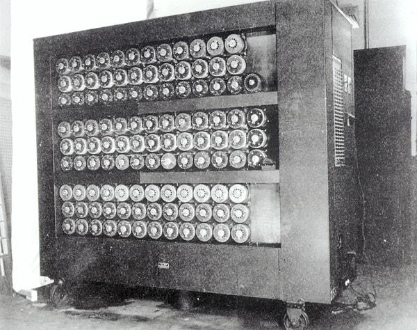 Bir oda dolusu matematikçinin el birliğiyle çözemediği Enigma şifresini Turing’in geçmiş çalışmaları doğrultusunda inşa ettiği düzenek çok kısa sürede çözebilmeye başladı.