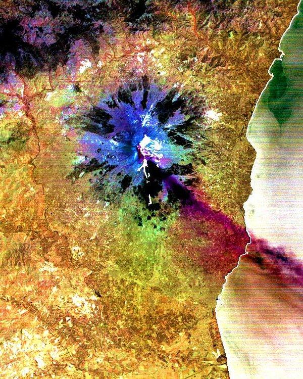 2. Bu kızılötesi görüntüde bulunan eflatun kısımlar, Etna'nın 2001 yılındaki patlaması sırasında havaya saldığı kükürt dioksiti gösteriyor.