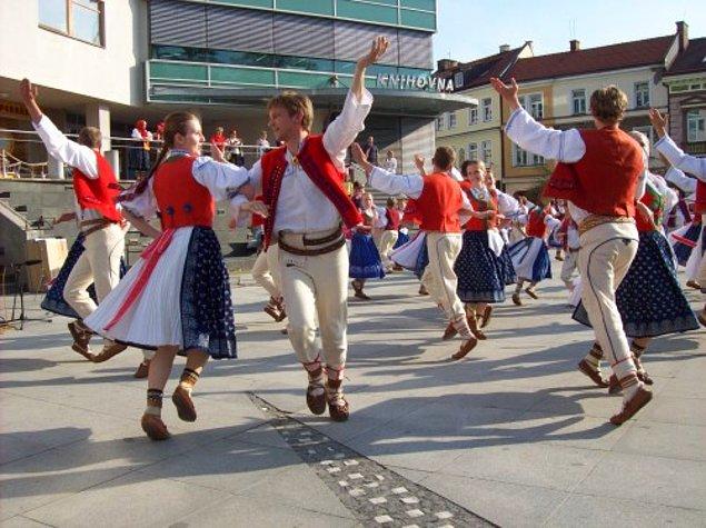 Чешский народный танец. Немецкий национальный танец. Национальные танцы Германии. Национальные танцы немецкого народа. Чешский танец.