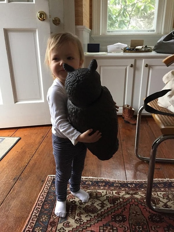 4. «Она почти с нее ростом, но она все равно таскает ее всюду, не расставаясь с совой ни на минуту».