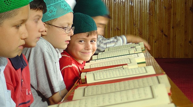 6. Yazın Kuran kursuna gittilerse de hoca tarafından hep sağ elle yemesi tembihlenmiş, yapmadığında da cehenneme gideceksin diye korkutulmuşlardır.