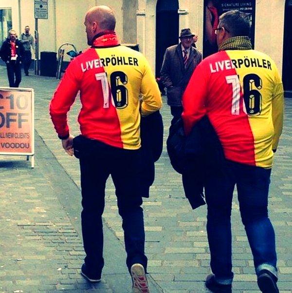 Liverpool sokaklarında taraftarlar renkli görüntüler oluşturdu. Bu iki taraftarın giydiği forma hayli ilginç doğrusu.