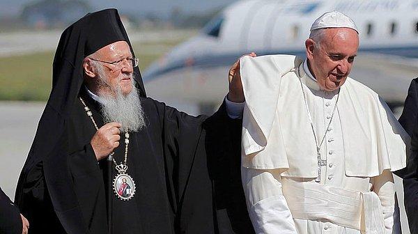 Tüm Avrupalıların sığınmacılara evlerini açmasını isteyen Papa, üç aileyi Vatikan'a götürecek