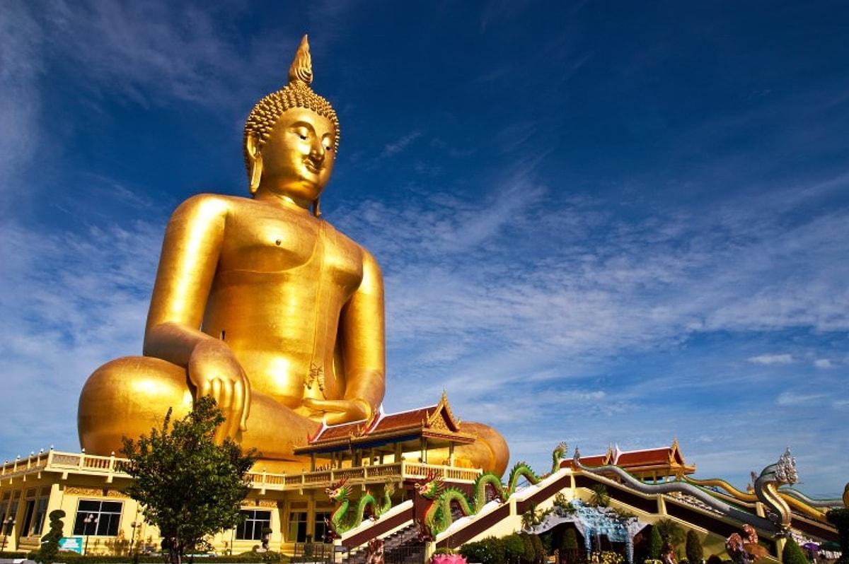 Храмовый комплекс со скульптурой золотого лотоса. Статуя Будды в Тайланде. Статуя Будды Шакьямуни Тайланд. Будда Шакьямуни в Тайланде. Самая большая статуя Будды в Тайланде.