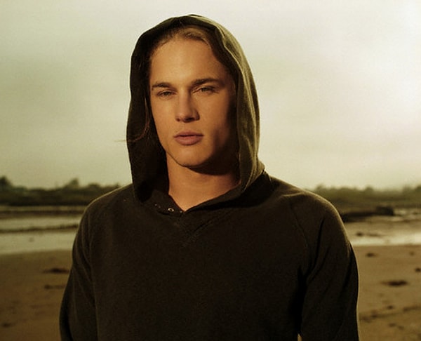 2. Из родного провинциального городка он переехал в Мельбурн, чтобы профессионально играть в футбол.