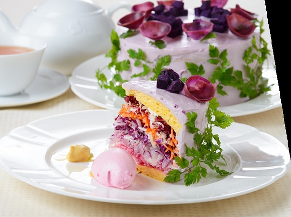 6. Мы сначала тоже очень удивились, но вскоре выяснилось, что удивляться тут нечему. Просто японский фуд-дизайнер Mitsuki Moriyasu пытается таким образом привлечь внимание к овощам, которые тоже могут быть красивыми и желанными.