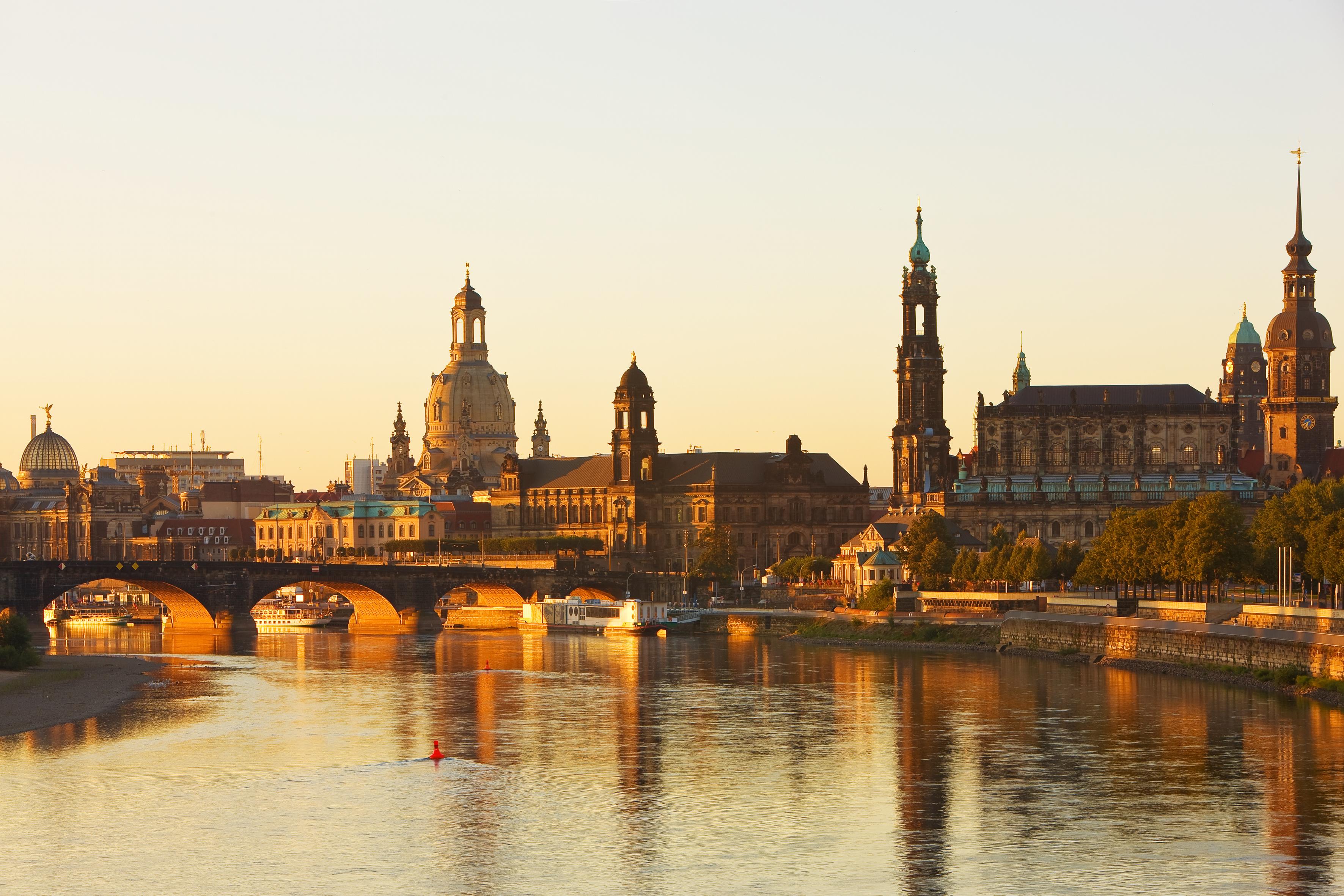 Дрезден это. Саксония Дрезден. Дрезден река Эльба. Эльба река Берлин. Река в Дрездене.