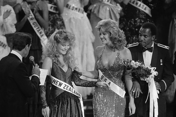12. Прически стали пышнее, а платья более модными в 1983. Мисс Новая Зеландия, Лоррейн Даунс, была ростом более 176 см.