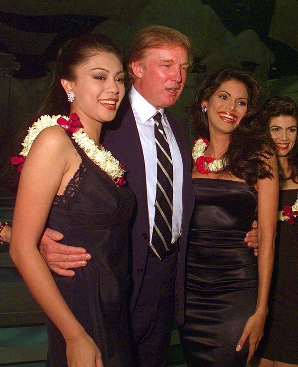 16. Дональд Трамп выкупил часть компании в 1996 году. Здесь он позирует с несколькими участницами конкурса Мисс Вселенная 1998.