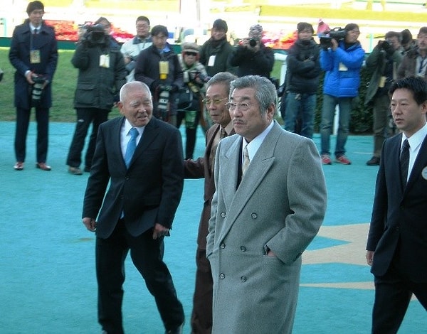 14. Якудза часто практикует «сокайя» - особую форму реккета и вымогательства. Они покупают акции какой-либо компании в достаточном количестве, чтобы получить голос в совете акционеров. Затем члены якудза узнают столько компрометирующих фактов о руководстве компании, сколько смогут. После этого обычно начинаются торги в стиле «или вы нам платите, или на собрании акционеров мы кое-что о вас расскажем». В японской культуре страх позора является огромной силой, так что эта тактика обычно срабатывает.