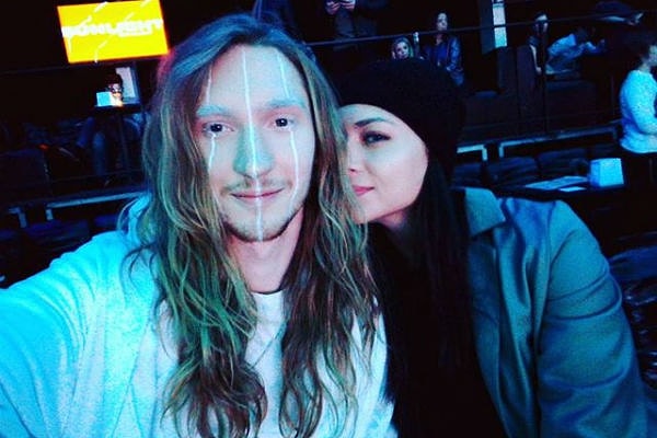 2. Актриса увидела выступление артиста, добавилась к нему в друзья, после чего оба поняли, что между ними вспыхнула искра