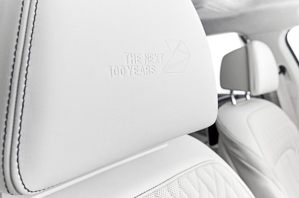 7. Умело нанесенные в нужных местах надписи «THE NEXT 100 YEARS» и «BMW Individual» будут постоянно напоминать владельцу об уникальности его приобретения.