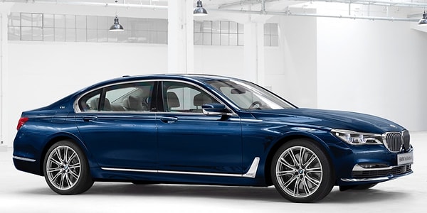 3. Все сто автомобилей окрасят в эксклюзивный синий цвет Centennial Blue.