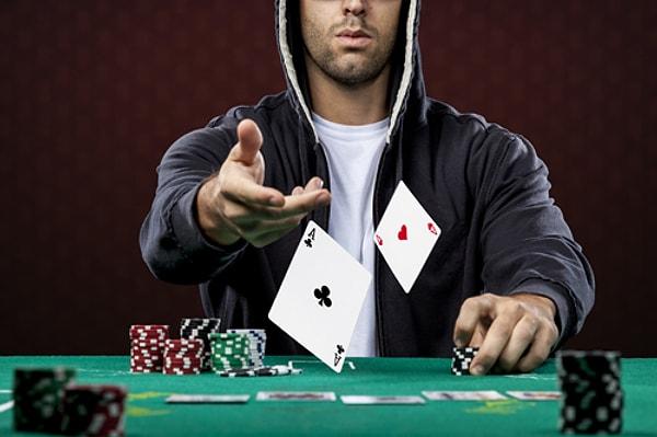 6. Dandik telefon oyunları oynayarak vakit kaybetmez; mutlak suretle poker oynar, black jack oynar. En fazla düşünmek zorunda kaldığı an budur.