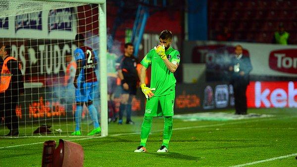 Bosna-Hersek basını:  "Maç iptal edildi. Trabzonspor -  Fenerbahçe maçı yardımcı hakeme saldırılınca durduruldu."