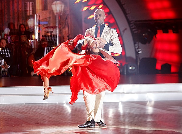 7. Единственными недовольными остались танцор Евгений Папунаишвили и актриса Глафира Тарханова. Расстроившись из-за того, что они не вошли в тройку финалистов, пара поспешила покинуть съёмочную площадку, даже не сделав общую фотографию.