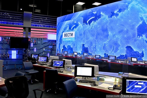 7. Как сообщает ВГТРК, отвечающая за организацию поездки и трансляцию конкурса, «это ведь бюджетная организация, поэтому летать «бизнесом» может только дирекция. А артисты к ней не относятся. Причем о том, что Киркоров просто не поместится в «экономе», никто не думает»