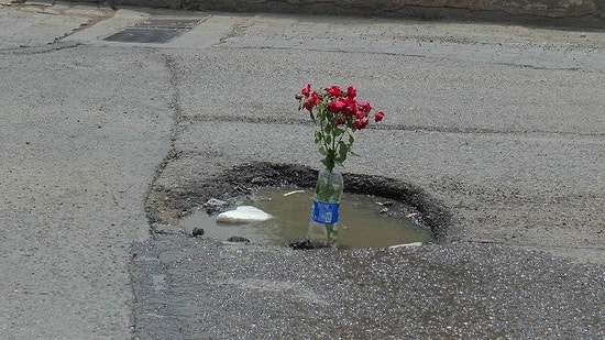 Şanlıurfa’da Esnaftan Romantik Önlem: Trafik Kazası Olmasın Diye Asfalta 'Kırmızı Gül'