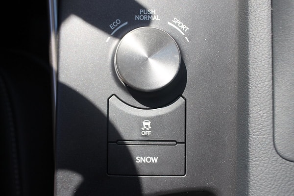 8. Кнопки, управляющие режимом работы затвора, покрыты жестким, царапающим пластиком...