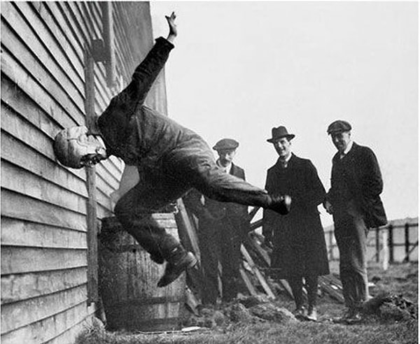 2. Мужчина тестирует прототип футбольного шлема (1912 г.)