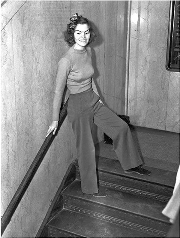 30. Хелен Хулик, воспитательница из детского сада, ставшая свидетельницей ограбления, получила наказание в виде заключения под стражу на 5 дней за то, что надела брюки в зал суда, когда явилась для дачи показаний (1938 г.)