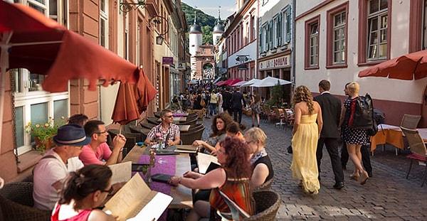7. Heidelberg küçük olmasına karşın uluslararası bir kenttir aslında. Her yıl dünyanın dört bir yanından yaklaşık 11,8 milyon ziyaretçi şehre gelmektedir.