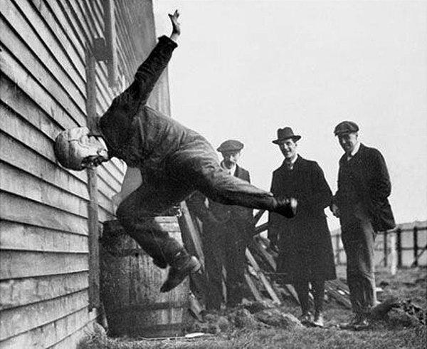 2. Henüz prototip olan bir Amerikan futbolu kaskı test ediliyor. (1912)