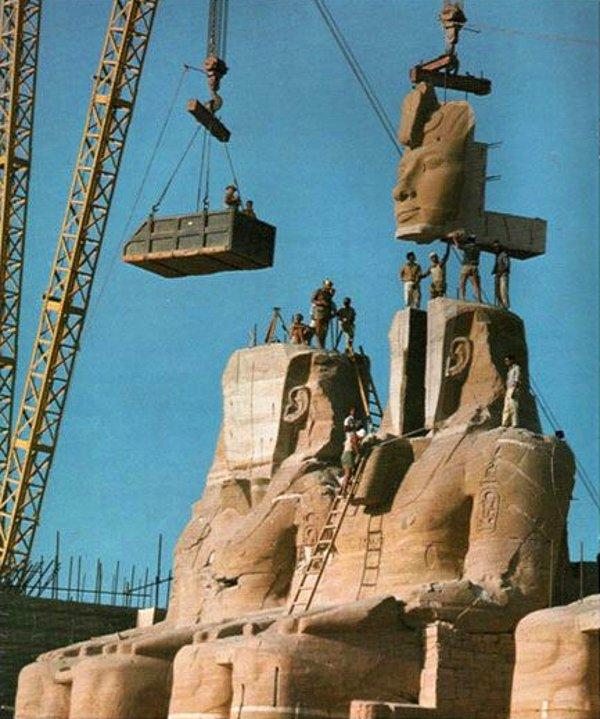 21. Aswan barajı inşaatı sırasında Büyük Ramses heykeli parçalara ayrılıp başka bir yere taşınıyor. (1967)