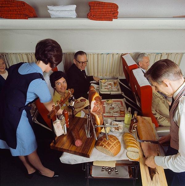 21. İskandinav Hava Yolları(SAS)'nın bir uçağında İskandinav usulü açık büfe kahvaltı servisi veren hostesler, 1969.