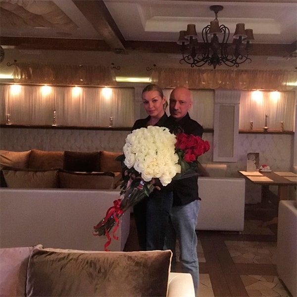 4. А все дело в том, что между Саидом Баговым и режиссером театра «Школа современной пьесы» происходит давний конфликт.