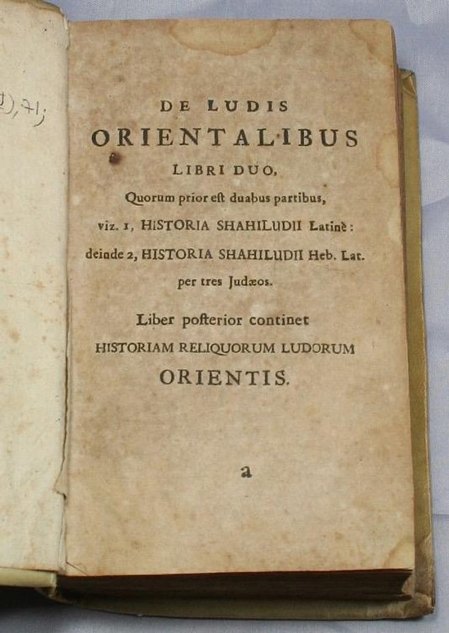 Batılı kaynaklarda ise mangaladan ilk kez 1694'te İngiliz oryantalist Thomas Hyde'nin bir kitabında bahsedilmiştir.